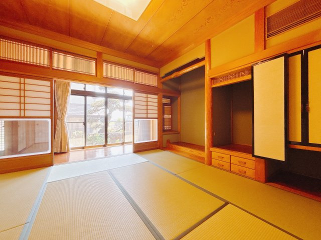 ■1階和室｜意外と場所をとるアイロンがけや、お洗濯物を畳むときにも広々と使うことができ、ちょっと一休みしたいとき、すぐに横になれるのも魅力です♪