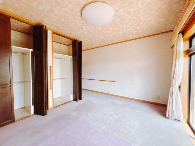 ■1階洋室｜ナチュラルカラーの床です。模様替えなどとても楽しく工夫できます♪陽当たり、風通しもとても良いので毎日快適な生活スタートです！子供部屋にも良いですね♪