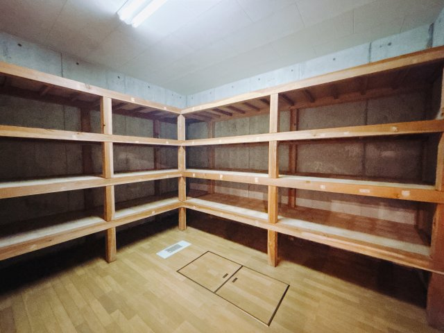 ■納戸｜収納棚もついています♪大きな物で収納もしっかりできますので安心です！