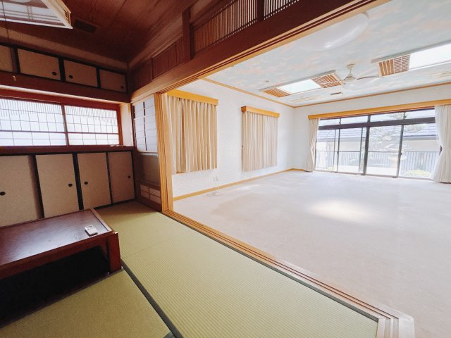 ■1階和室｜「続き間の和室」は子育て世代にこそ適しています。お子様のお昼寝スペースや、洗濯物をたたむのに便利です。客間やリビングの延長としても使えます。