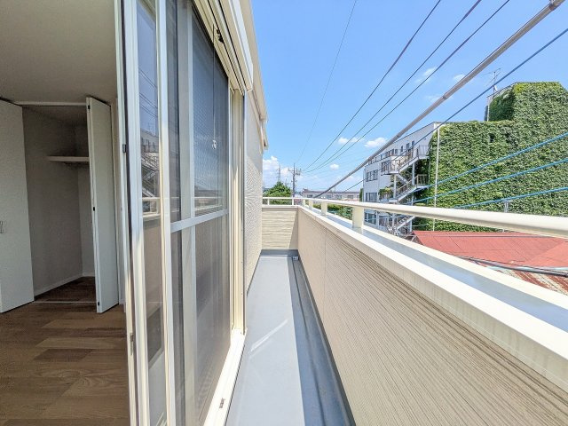 ～陽当たりの良いバルコニー　洗濯物がよく乾きそうです～