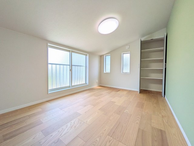 ～2階6.0帖の洋室　2面採光で明るく風通しの良いお部屋です～