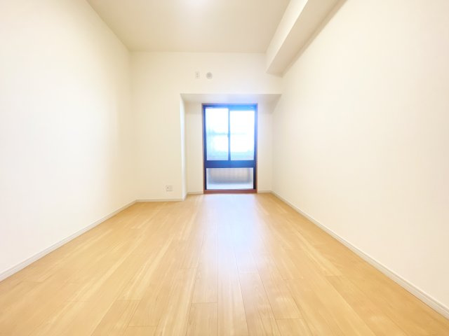 北側洋室（西側）7.7帖、北側にも窓があるのが魅力的です♪