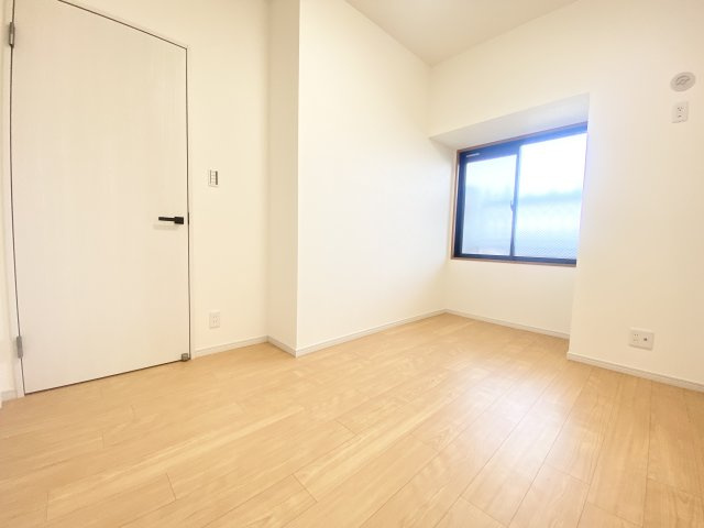 北側（東）5.6帖洋室、全室収納付き♪