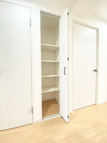 廊下にも収納があり、お掃除道具も楽々収納できます♪