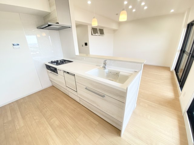 対面キッチンで、人工大理石造のためお掃除も楽々♪
