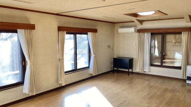 2階の居室です。　繋げて使うととても広く、ゆったりとした空間になります。　壁に収納しているパーテーションで部屋を区切れば2部屋に様変わりします。