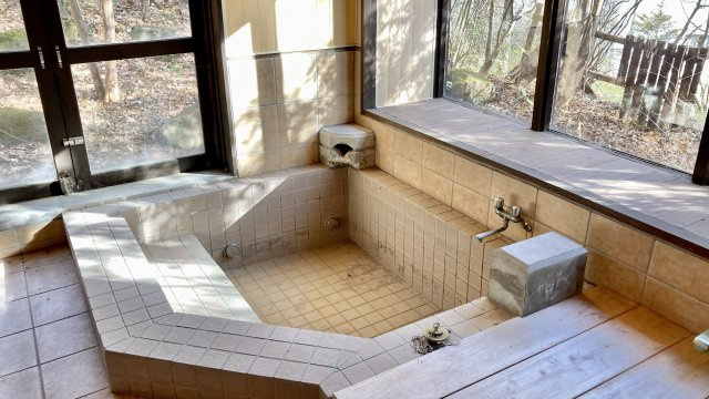 お風呂は大浴場と中浴場の2つあり、どちらも那須の自然を楽しめます。　また那須の温泉も引けます。