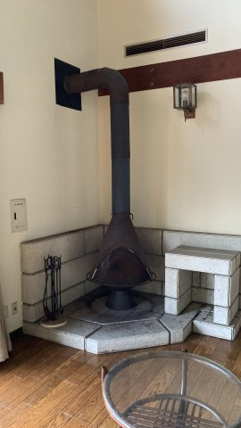 ホールには薪ストーブがあります。　自然の温かさを感じられます。