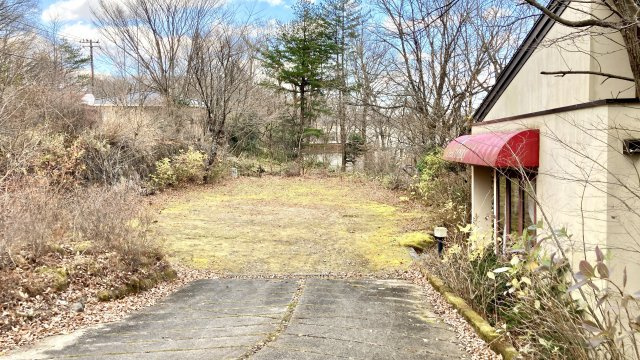 敷地内では夏にはツツジ、秋には山菜が楽しめます。　土地は2000？以上あるので敷地内でBBQを楽しむこともできます。