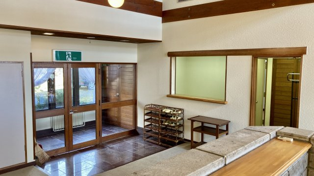 玄関は2重構造になっており高級感があります。　