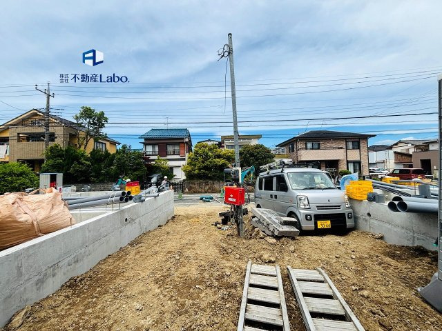複数台駐車も可能なゆとりあるスペース♪　ご家族それぞれのお車にも対応できます！