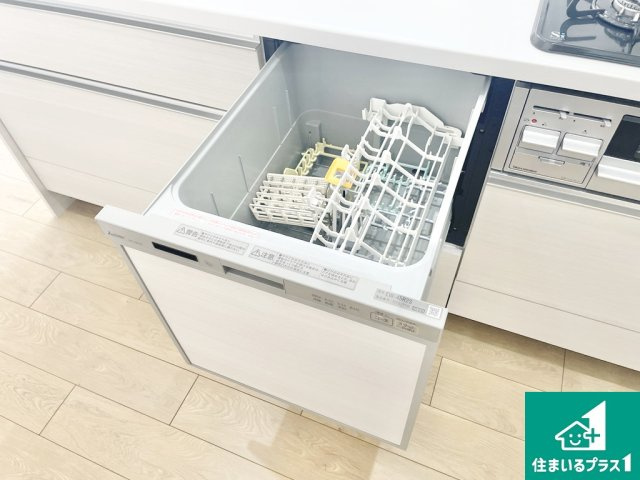 食事後の一仕事、食器洗いをボタン一つでお任せできちゃいます！場所を取らないビルトイン式なので、お料理スペースもしっかり確保！