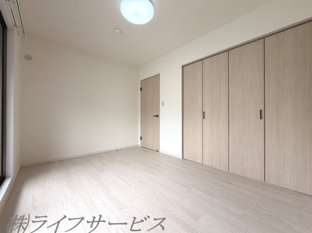 洋室6.2帖／東南向きのバルコニーに面しているので陽当り良好！クローゼットあり！