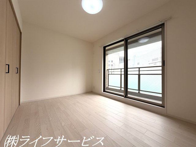 洋室6.2帖／東南向きのバルコニーに面しているので陽当り良好！クローゼットあり！