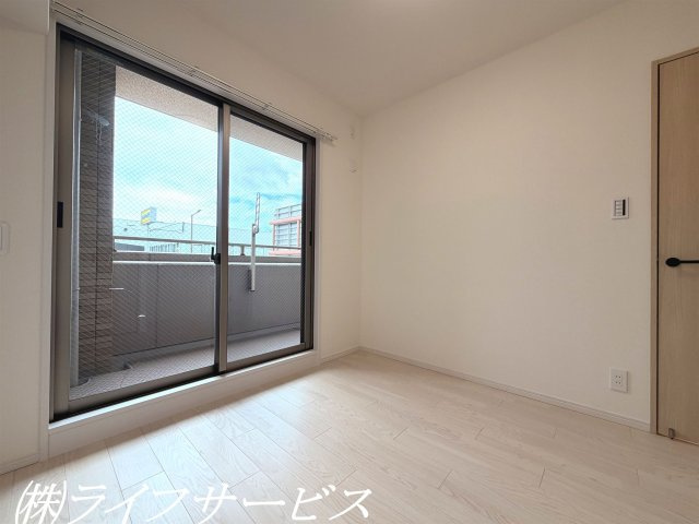 洋室4.4帖／南西向きのバルコニーに面した陽当り良好のお部屋です！クローゼットあり！