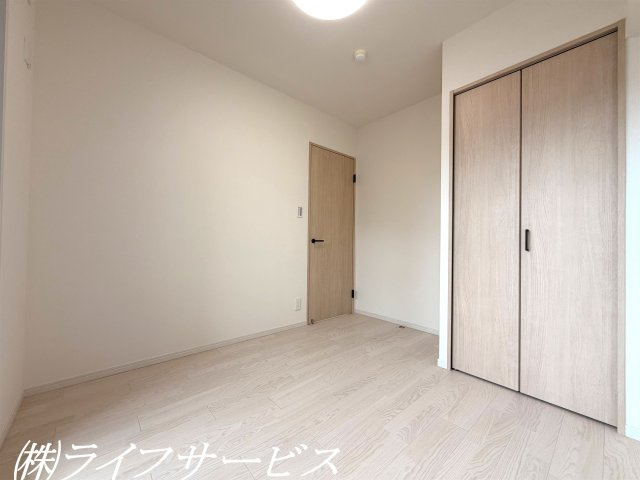 洋室4.4帖／南西向きのバルコニーに面した陽当り良好のお部屋です！クローゼットあり！