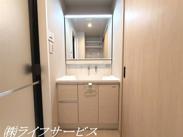 三面鏡タイプのシャワー付洗面化粧台／収納豊富です！