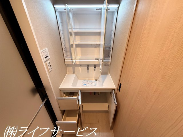 三面鏡タイプのシャワー付洗面化粧台／収納豊富です！
