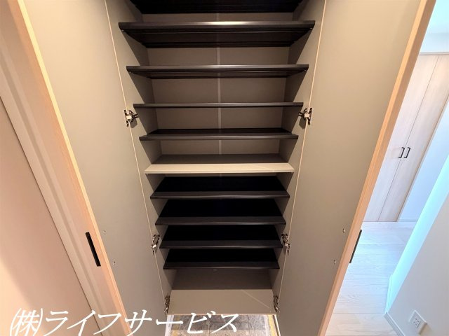 玄関／天井高のシューズボックス有