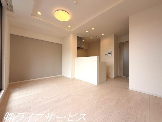 リビングルーム11.4帖／南西向きにつき陽当り良好！全面リフォーム済につき即入居可！