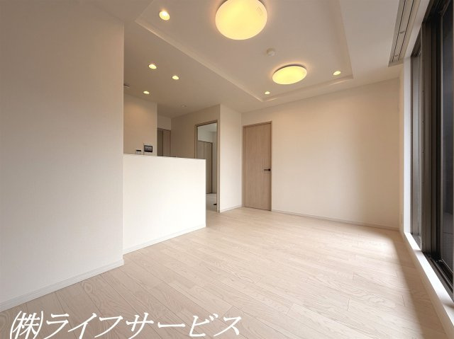 リビングルーム11.4帖／南西向きにつき陽当り良好！全面リフォーム済につき即入居可！