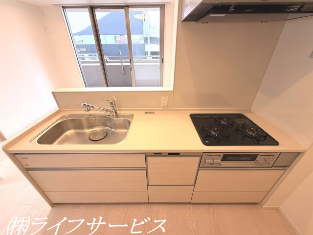 システムキッチン／ビルトイン食洗機、浄水器付水栓搭載、3口ガスコンロのオープンキッチンです！