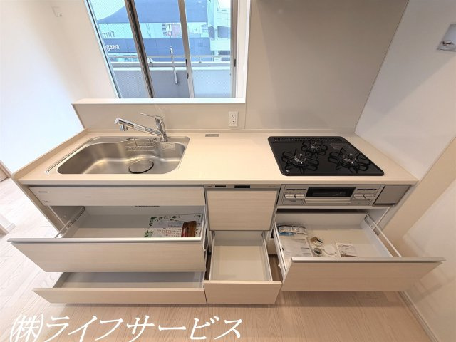 キッチンはスライド式収納を採用