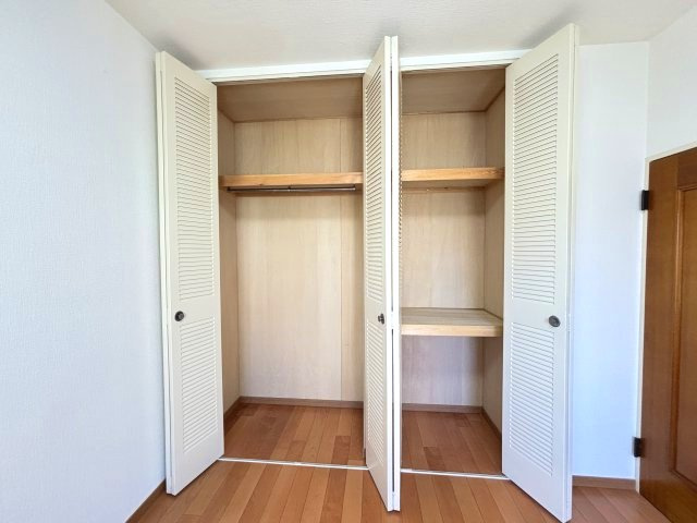 衣類やお荷物を収納できるクローゼット付き。