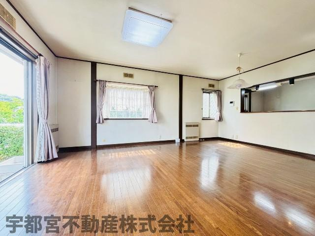 【リビング/現地写真】お隣の和室まで広げると26帖の広さに！ゆとりのある広さでご家族団らんのお時間はいかがでしょうか？
