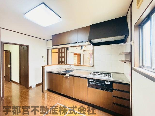 【キッチン/現地写真】カウンターキッチンでお子様の様子を見ながら料理が出来ます。キッチン横には勝手口付の広い家事スペースもございます。
