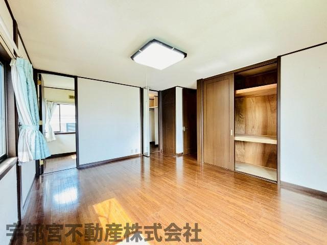【洋室/現地写真】採光も十分取れる通気性の良い洋室は各居室7帖以上とゆとりのある広さ。