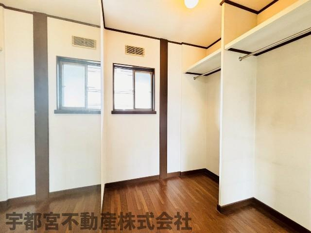 【収納/現地写真】各居室十分な広さの収納があります。ハンガーパイプ付きで丈の長い衣服もかけられます。鏡になっている扉で衣装あわせもし安いです。