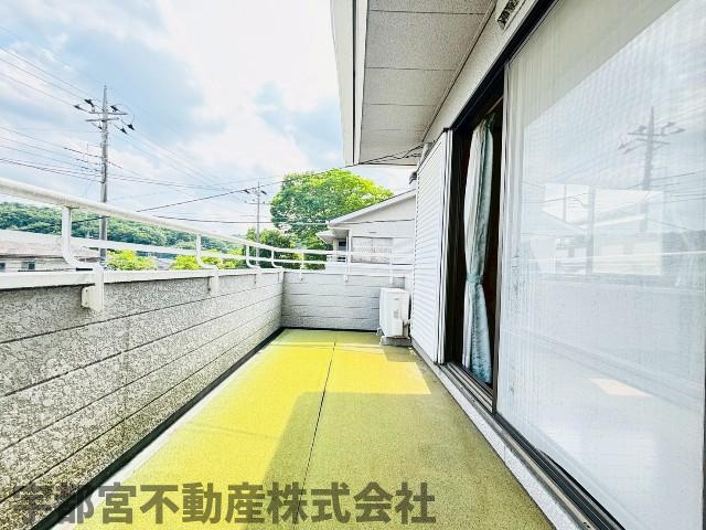 【バルコニー/現地写真】南向きの広々バルコニーは日当たり、風通しが良く、お布団や洗濯物がたくさん干せます。