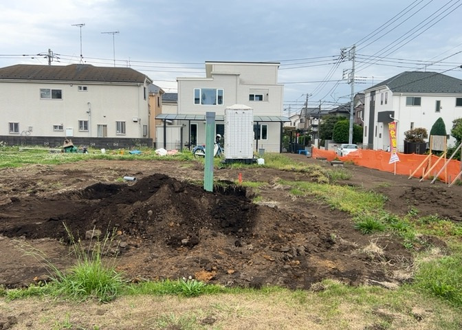 土地の面積＝住宅面積ではありません。建ぺい率の問題などで、土地のある場所によって住宅を建てられる面積は限られています。高さもしかり、「土地」という言葉の中には、建築条件も含まれると考えておきましょう。