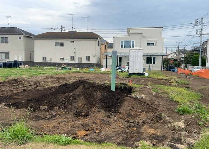 家を建てる場合、方位は要チェックです。現実的に日当たりのよい家ならばリビングは南側、建築基準法でも北側に当たる家への配慮は求められています。土地を見学に行く際は、方位磁針を持って行くようにしましょう。