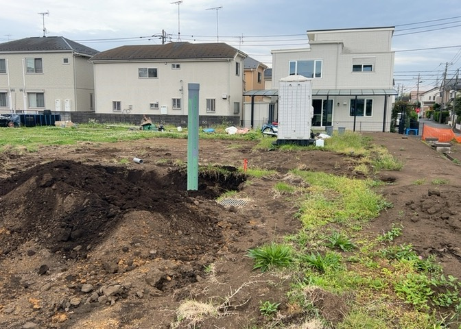 土地の前の道路に消火栓が設置されていることがあります。この場合、道路交通法第45条第1項により、駐車禁止の場所が指定されています。そのため、車庫などの駐車スペースをつくることができない場合があります。