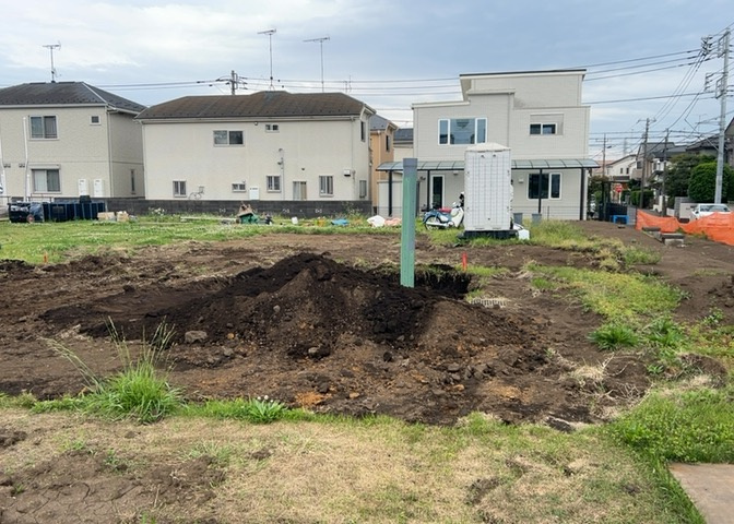 土地購入を検討されている場合、境界杭がない状態で購入してしまうと境界確定測量をする必要があり、費用がかかります。購入の前に、売主、隣土地所有者立ち合いのもと境界を確定し境界杭を設置するのがベストです。