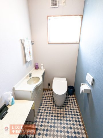 洗面台のある広いトイレです。