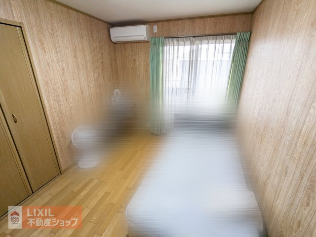 2階、真ん中の6帖の洋室です。