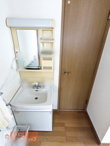 2階にも独立洗面台がございます。