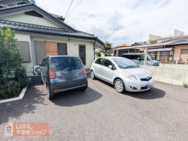 並列で2台駐車できます。停めかたによってはもっと駐車可能です。