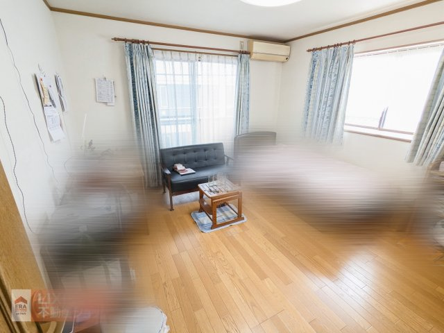 2階、南西の8帖の洋室です。（CGで家具・家財等を消去する前の現況画像です。）