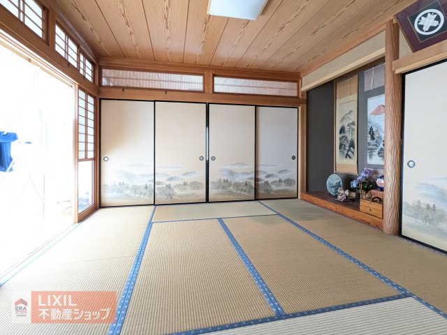 1階、玄関隣の8帖の風情たっぷりな和室です。