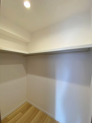 大型のウォークインクローゼットを完備。衣服はもちろん、スーツケースや季節家電などの大きな荷物もまとめてすっきりと収納可能です。お部屋全体を広々と清潔に保つための強力な味方となります。