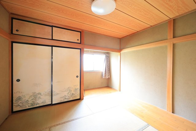 押入れと天袋の収納があり部屋をすっきり片付けられます