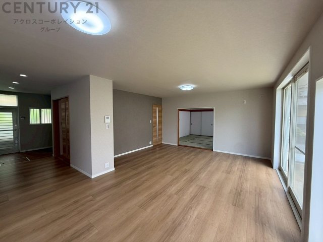 リビングダイニングは家族や友人とのコミュニケーションを楽しむ場所でくつろぎながら食事や会話を楽しめ、多目的に利用できリラックスできる空間です。家庭内の中心として機能し、快適な生活をサポートします。