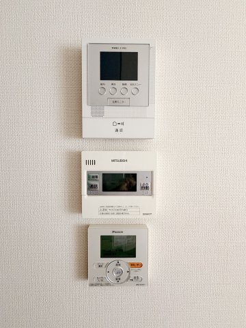 上からモニター付きインターホン、給湯器パネル、床暖房パネル！