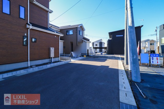 【前面道路】現地完成写真。道幅や駐車など、ご確認ください。
