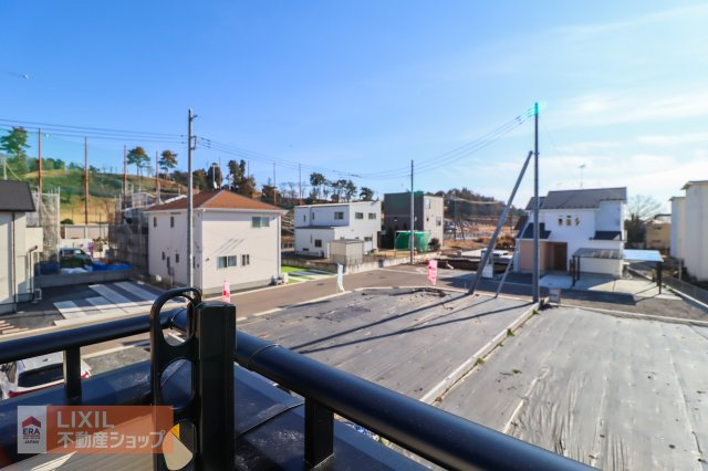 【建物からの眺望】現地完成写真。バルコニーからの景色。十分な間隔が確保されております。
